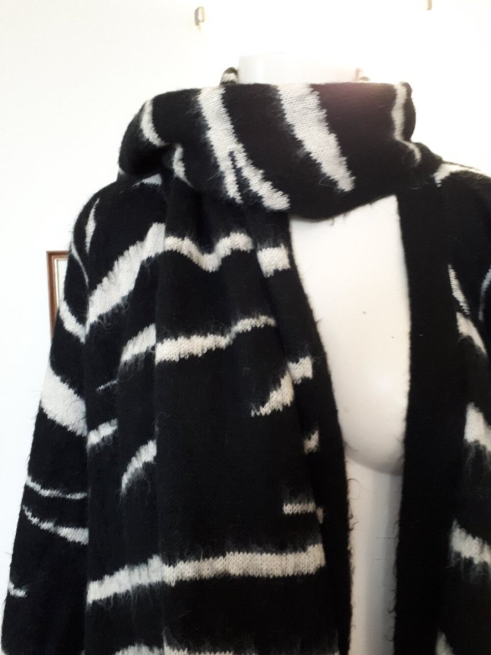 Sweater Coat with matching scarf - Size XL - Black & White Animal Print - Picture 5 of 10